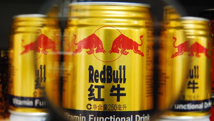 野蛮红牛，一个金钱谎言交织的故事