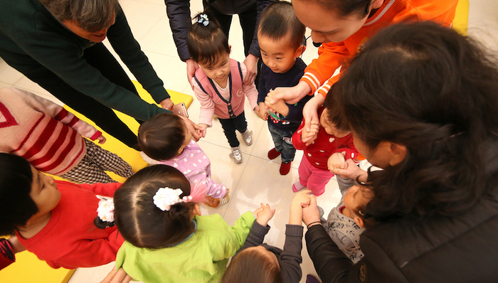 【特写】后二孩时代的焦虑：教育要好，房子要换，金钱和人力的挑战