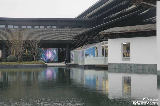 江南水乡乌镇，又迎来了一年一度的世界互联网大会时光，今年的新闻媒体接待中心，记者工作间外装上了LED透明屏，这是一种高科技创新显示多媒体设备，其绚丽的显示效果，能带给受众全新的视觉感受，而不影响室内的采光。