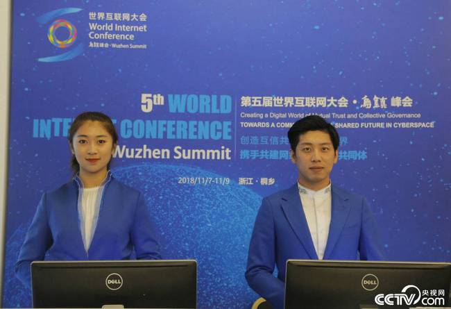 记者工作区是来自浙江传媒学院的大学生志愿者。