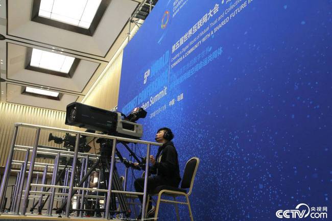 乌镇厅主会场内新闻工作人员正调试设备。