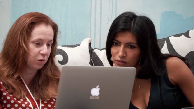 蕾拉·焦纳赫（右）