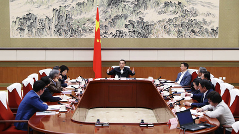 李克强主持召开经济形势专家和企业家座谈会