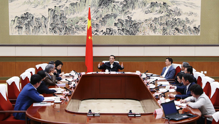 李克强主持召开经济形势专家和企业家座谈会