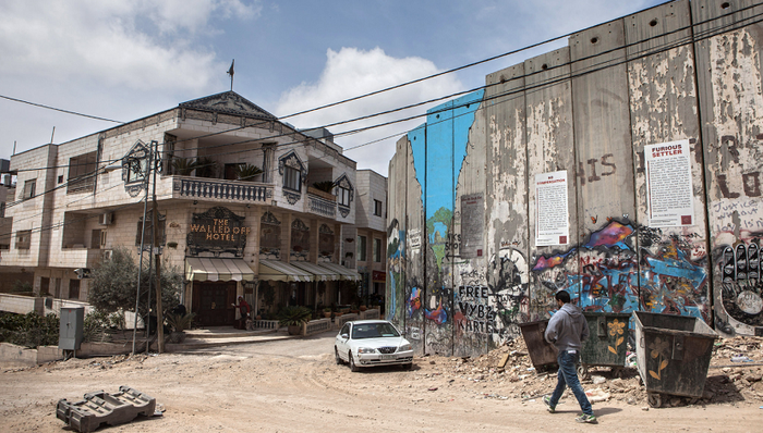 世界旅游交易会迎来重量级“嘉宾”，Banksy发海报宣传自己的设计酒店