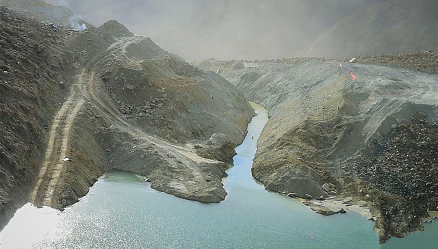 堰塞湖洪峰经过四川巴塘县冲毁金沙江大桥 318国道中断