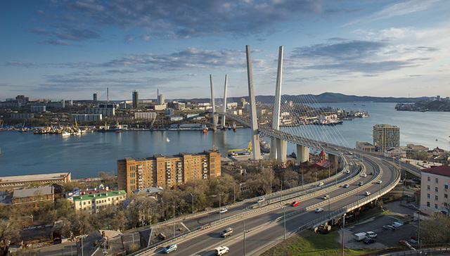 【天下奇闻】俄四男子扛纸壳假扮公交车过桥 美一公司发圣诞福利人手一把枪