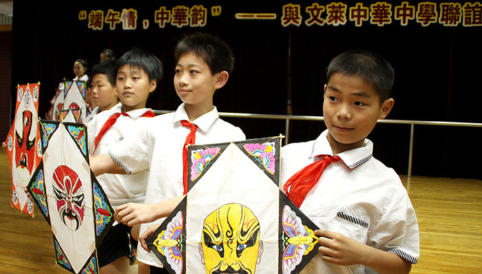 文莱,中华中学,中国传统艺术文化,中华传统,学校,教育,中华文化,井冈山上太阳红,校长,演奏