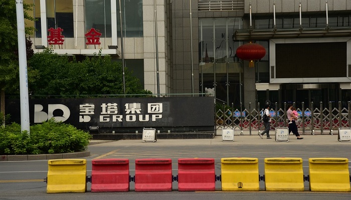 债务危机升级：宝塔石化数百位债权人现场讨债