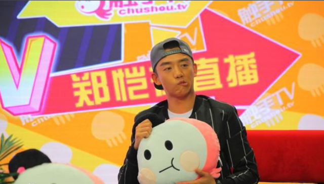 【文娱早报】触手直播宣布爱奇艺成为新投资方 第四届青年电影导演“青葱计划”正式启动