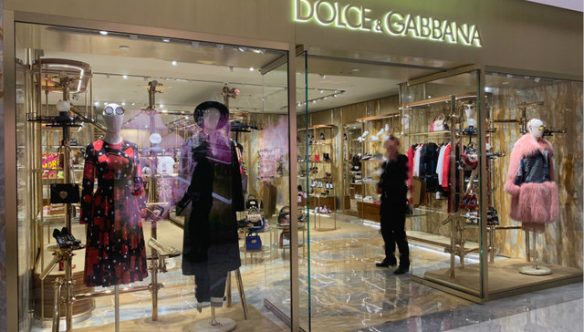 天猫京东均下架Dolce & Gabbana商品，店员称线下门店生意还未受影响