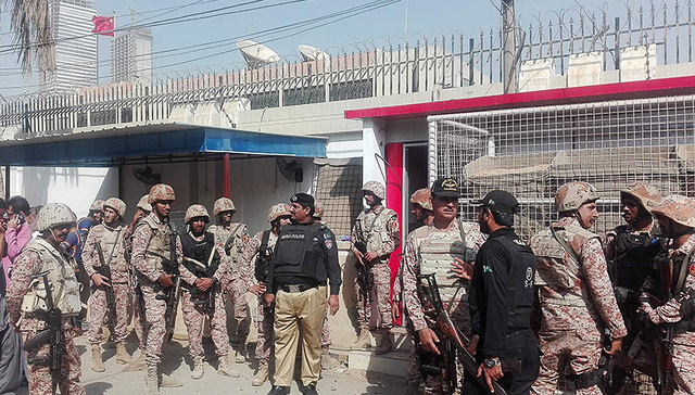 中国驻巴基斯坦卡拉奇总领馆遇袭，外交部：强烈谴责暴力袭击