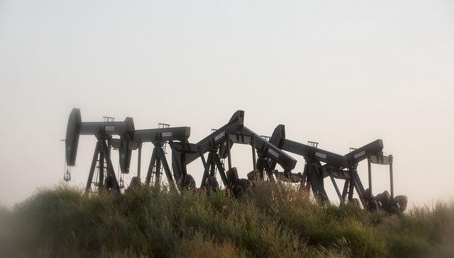 【天下头条】油价暴跌7.7%至一年来最低 阿富汗清真寺遭自杀式袭击27名士兵丧生