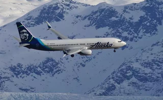 机场有雾飞机不能降落 机长竟主动驾机带乘客去看雪山