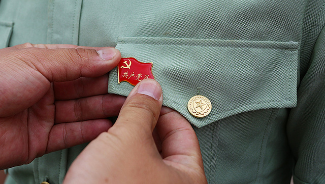 组织路线,选人用人,快评,总书记,干部队伍建设,央视,关系,全面贯彻,中共中央政治局,重要讲话