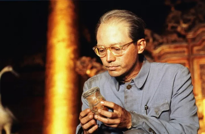 晚年溥仪剧照。1960年起，溥仪被分配到北京植物园担任园丁，他是否真的获得了安宁，我们不得而知。