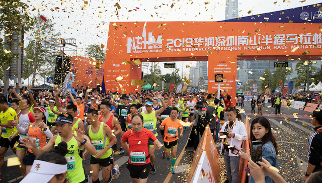递国旗、抄近道……数量超多的马拉松赛事太乱了