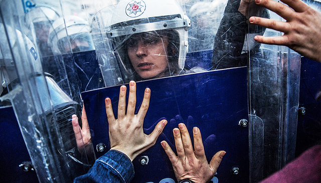 【一周环球掠影】反暴力、历史受害者......这一周，他们卷入一场风暴