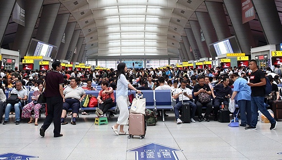 北京南站解“难”题 周边治理“吹哨报到” 候车厅商铺“退店还座”