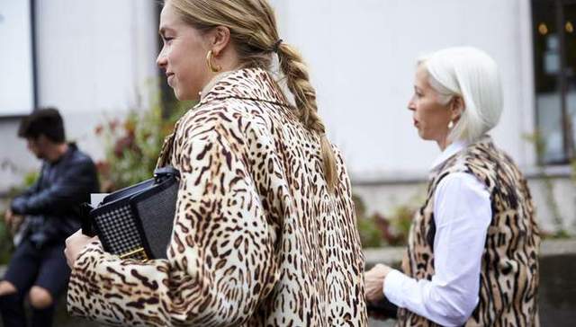 【从衣说起】今冬满大街都是直立行走的蛇和豹，动物纹风潮怎么又流行回来了？