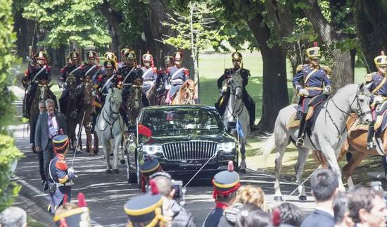 这一次，两国关系再上层楼。12月2日上午，习近平主席同阿根廷总统马克里在总统官邸举行会谈，双方一致同意，以更加广阔视野谋划两国关系发展蓝图，携手开创中阿全面战略伙伴关系新时代。