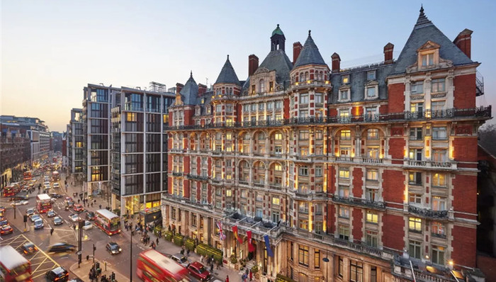 原来,《摘金奇缘》是一部优秀的新马奢华酒店宣传片