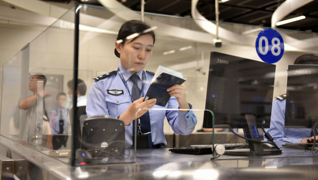 一张出入境证件里的广西“放管服”改革