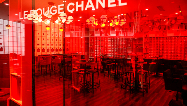 【是日美好事物】Chanel红色工厂深圳“开工”，Prada新玩偶适合科技迷带回家