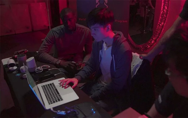 Amat Cama（左）和Richard Zhu（中）