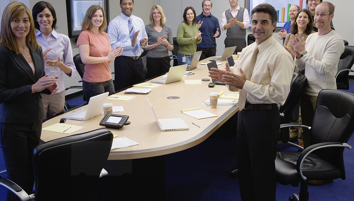 持续近十年的经济低迷后，50%以上的美国人对自己的工作表示满意