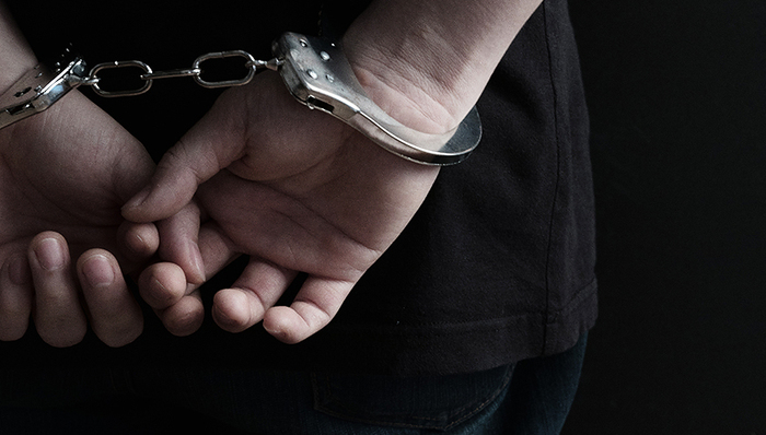 【界面晚报】铁路“霸座”乘客首次被拘留 中国“天网”行动已追回外逃人员4833人