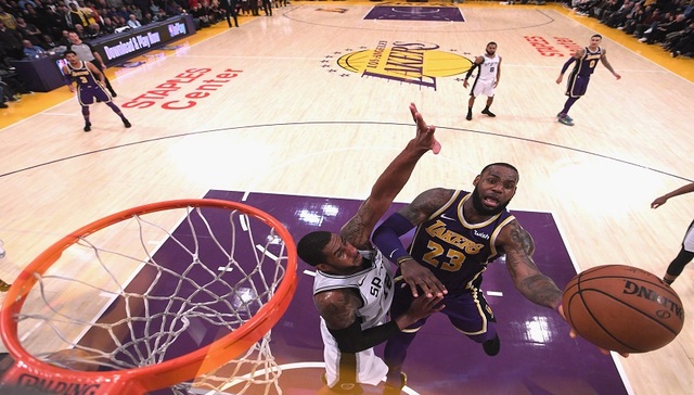 官方MVP榜：詹皇登顶库里紧随其后，字母哥跌至第四