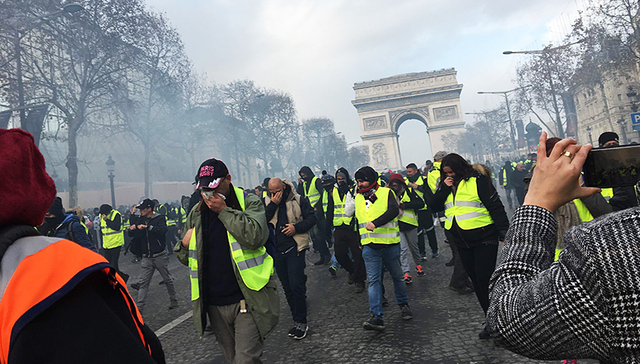 【现场】被共和国遗忘的人们：我在巴黎游行现场与十位“黄背心”聊了聊