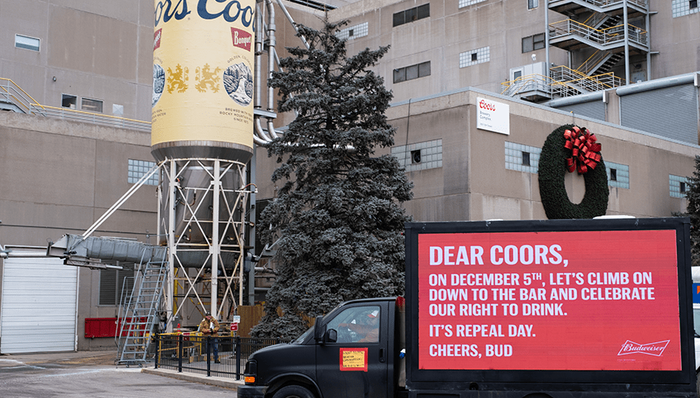 百威啤酒为什么把广告牌放到了竞争对手的公司门口？