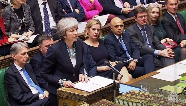 英首相推迟脱欧协议投票重启磋商，英镑创21个月新低