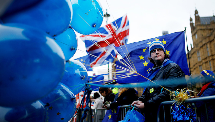 【界面早报】英国首相确认推迟脱欧协议投票 苹果多款手机或面临在华禁售