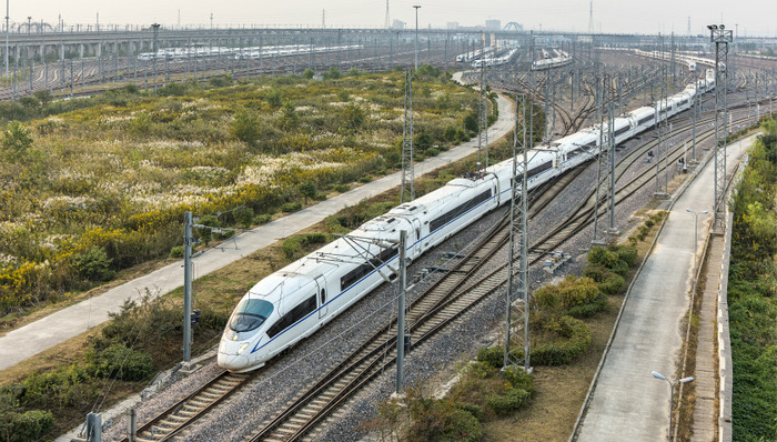 京张高铁第一长隧顺利贯通