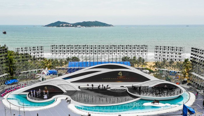 椰风海韵，白浪沙滩，冬天到三亚看电影去！