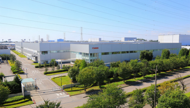 一枚佳能镜头诞生背后：现代制造与手工工艺的融合