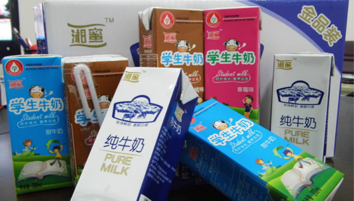 湖南贫困县学生倒掉免费牛奶，学校：此前牛奶并未存在质量问题