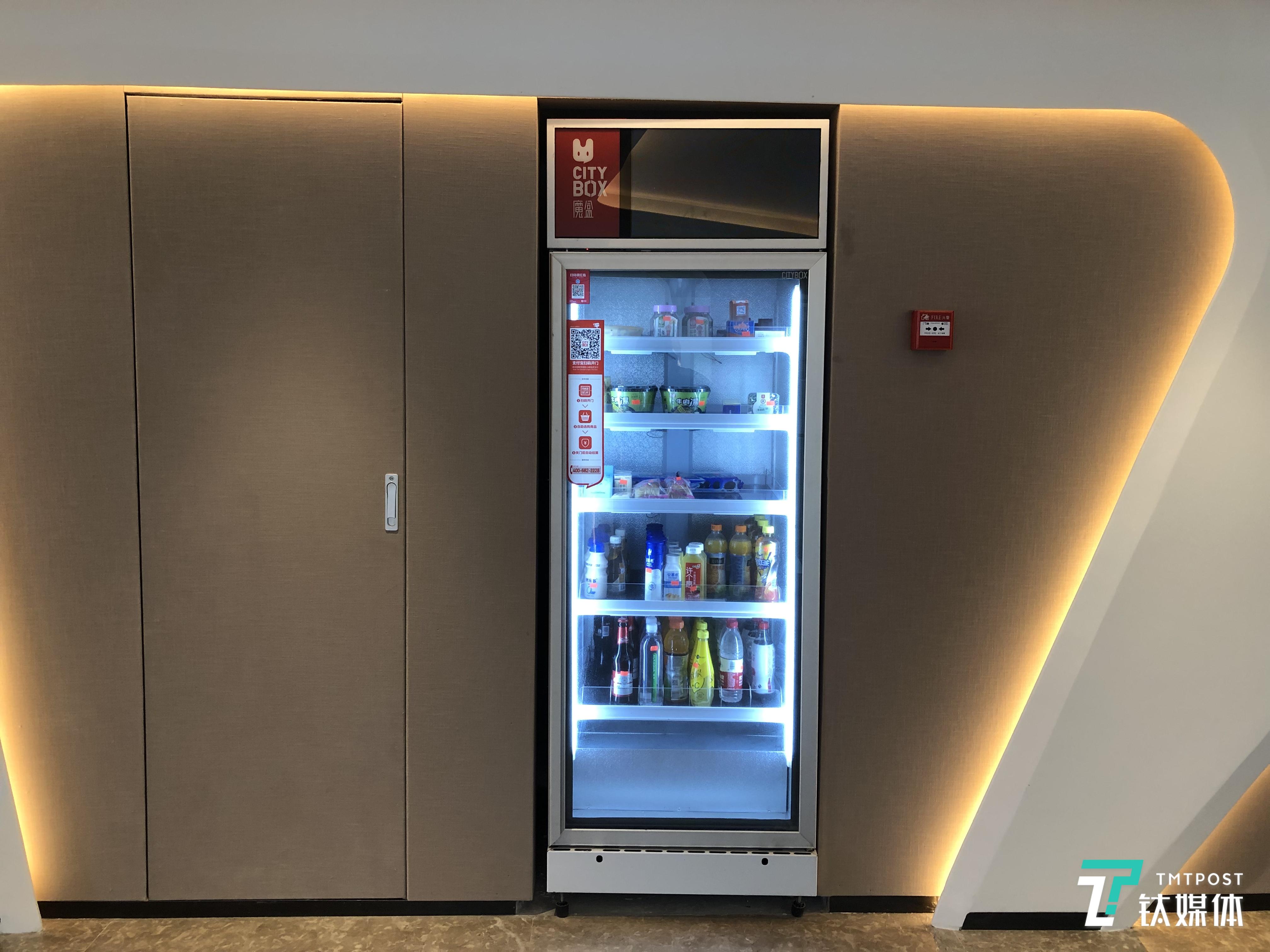 位于电梯口附近的智能售货柜