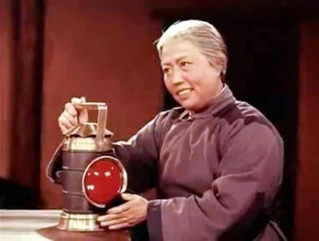 “红灯记李奶奶”扮演者高玉倩逝世，享年92岁