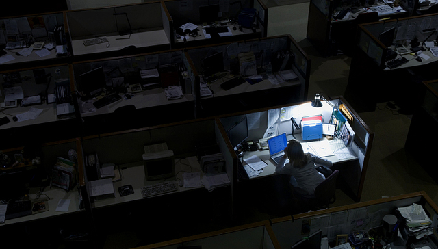 身陷过劳时代：为何生产力越发展，我们加的班反而越多？