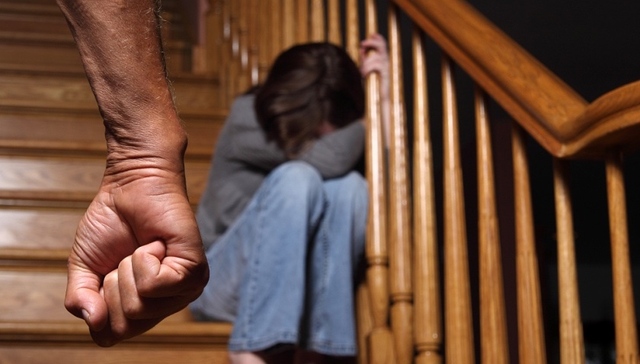 8岁女童遭父母轮番暴打，央视：依法严惩施暴者是最有力的警示