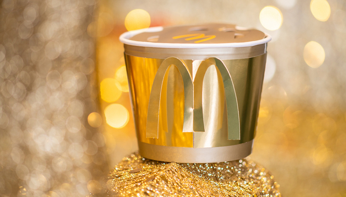 名字带“金”就送金拱门桶，是麦当劳又一次玩梗式的品牌营销