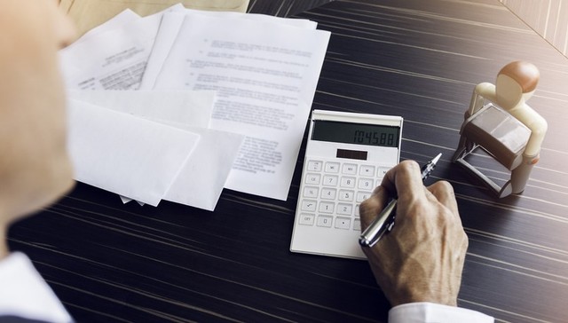 税后年薪五十万都出来卖惨，你让其他人怎么办？