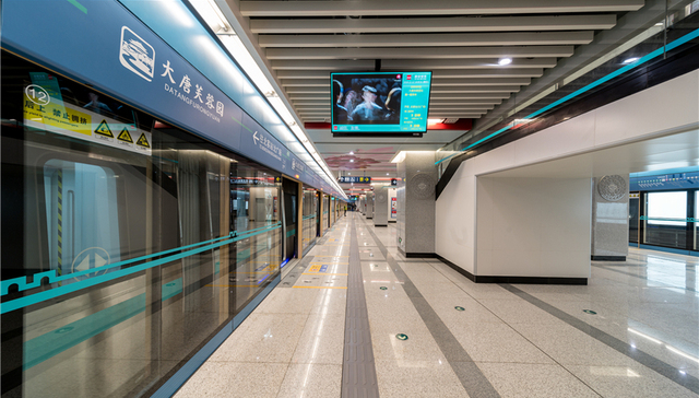 西安四号线地铁开通：穿越古今的蒂芙尼色“小安”