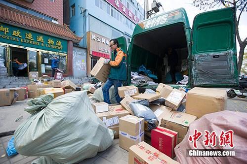 资料图：物流人员在分拣快递。a target='_blank' href='http://www.chinanews.com/'p中新社/a记者 张云 摄