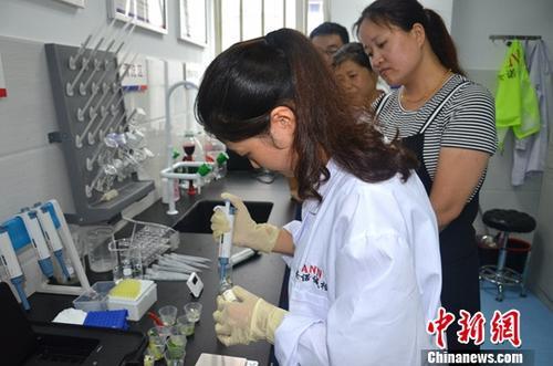 资料图：工作人员根据消费者要求现场检验，共筑食品安全。a target='_blank' href='http://www.chinanews.com/'p中新社/a记者 韩苏原 摄