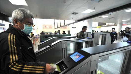 在厦(门)金(门)航线口岸厦门五通客运码头,不少台胞手持证件,经自助通道通关。资料图 来源:中新网